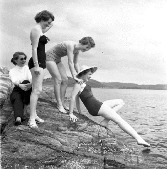 Купание красавиц в холодной воде. 1960-е годы.