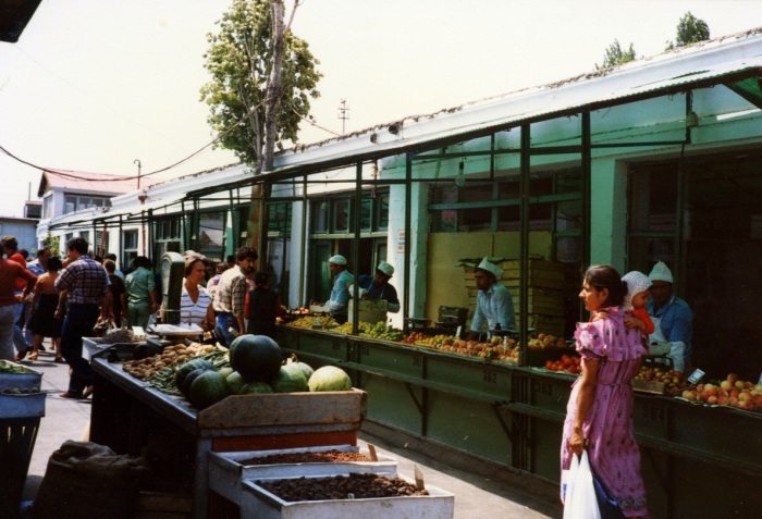 Городской рынок под открытым небом. СССР, Баку, 1985 год.