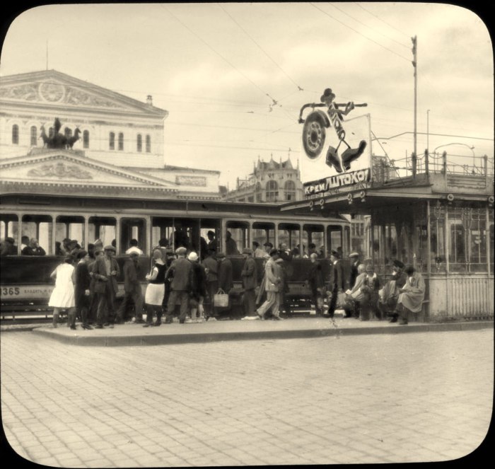 Остановка транспорта возле Государственного академического Большого театра Союза ССР. СССР, Москва, 1931 год.