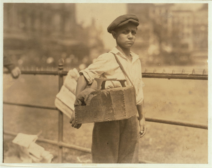  Совсем юный чистильщик сапог. Нью-Йорк, 25 июля 1924 года.