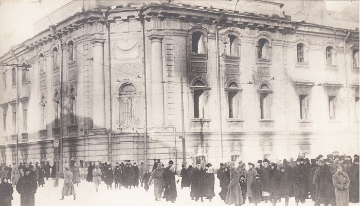 Частично сожженное здание окружного суда. Петроград, 1917 год.