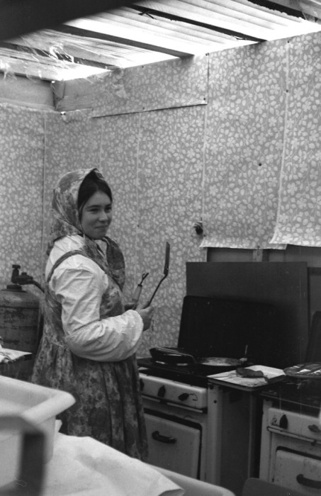 Женщина, пекущая блины на Масленицу. СССР, Ярославль, 1960-е годы.