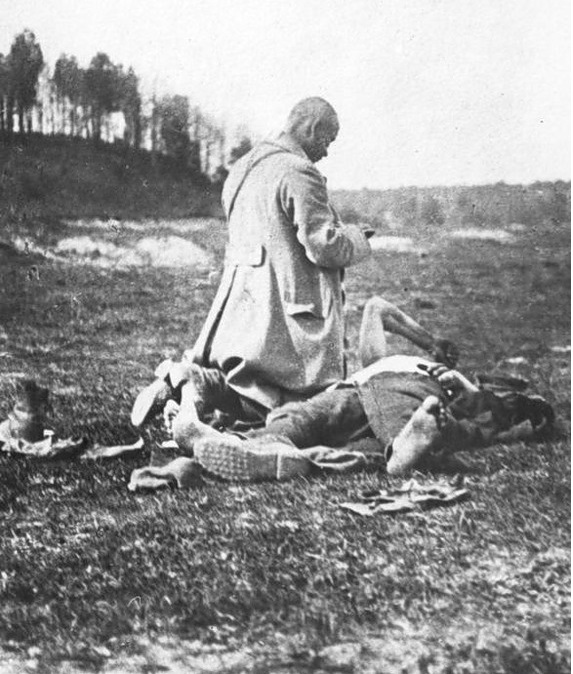 Капелан, дающий последнее напутствие раненому солдату. 1920 год. 