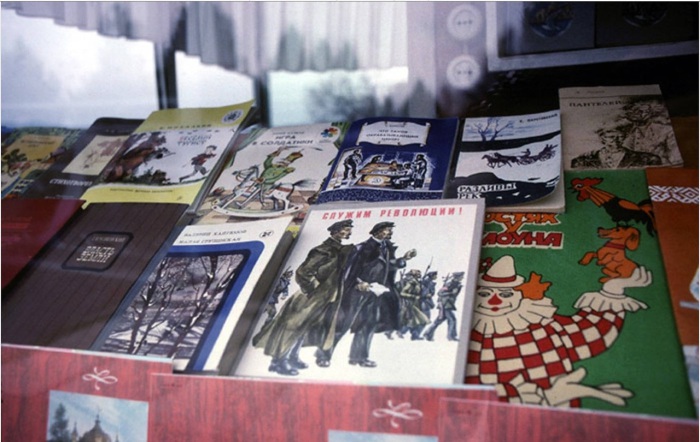 Детские книги на витрине в магазине. СССР, Иркутск, 1988 год.