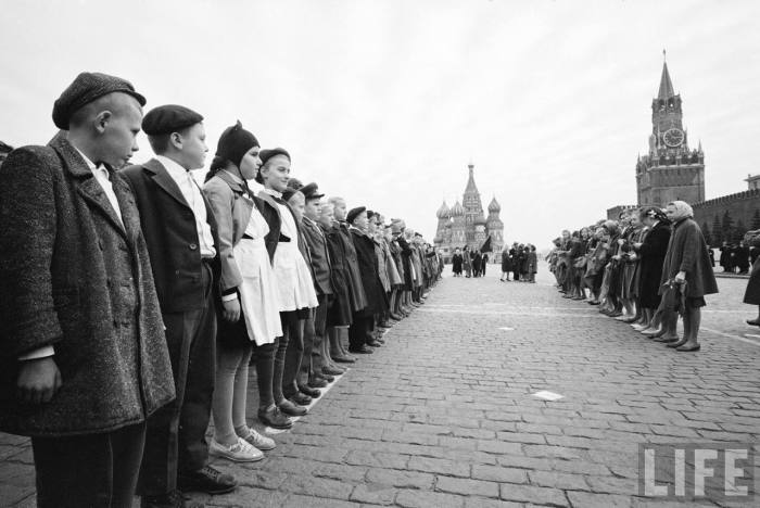 Детей принимают в пионеры на Красной площади. СССР, Москва, 1961 год.