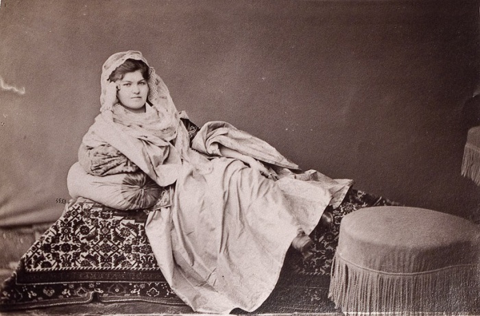 Черкешенка во время отдыха на своем ложе. Персия, Тегеран, 1870-е годы. Фото: Dmitry Ermakov.