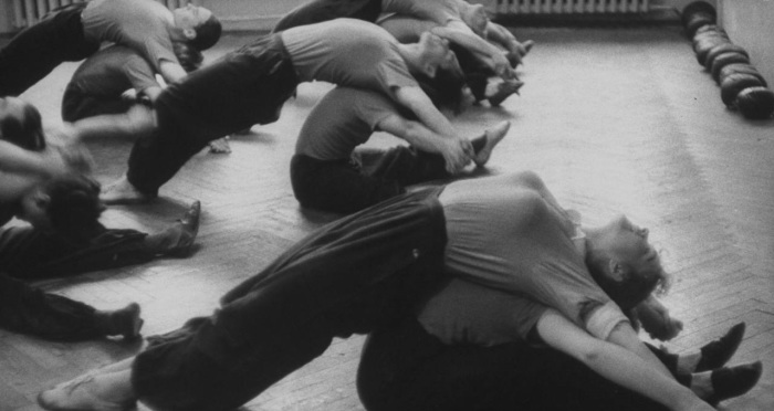 Занятия гимнастикой в студии МХАТ. СССР, Москва, 1955 год.