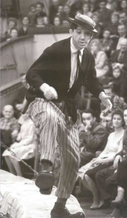 Клоун Юрий Никулин на арене цирка в 1961 году.