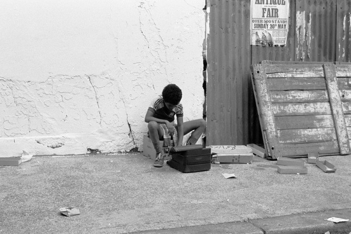 Мальчик с печатной машинкой. Великобритания, Лондон, 1980 год.