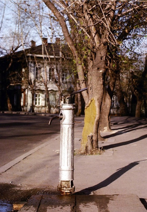 Колонка с питьевой водой на улице. СССР, Иркутск, 1988 год.