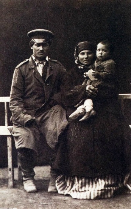 Казачье семейство на лавочке. 1875-1876 год. Фото: Ivan Boldyrev. 