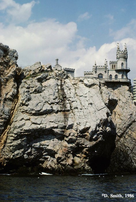 Вид на Ласточкино гнездо. Крым, Гаспра, 1988 год. 