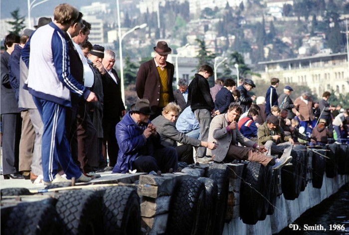 Множество рыбаков в Ялтинском порту. Крым, Ялта, 1988 год.