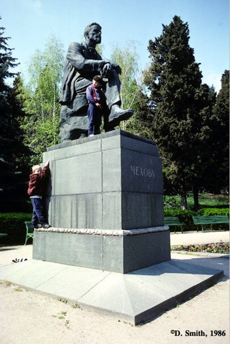 Дети, лезущие на памятник Чехову. Крым, Ялта, 1988 год.