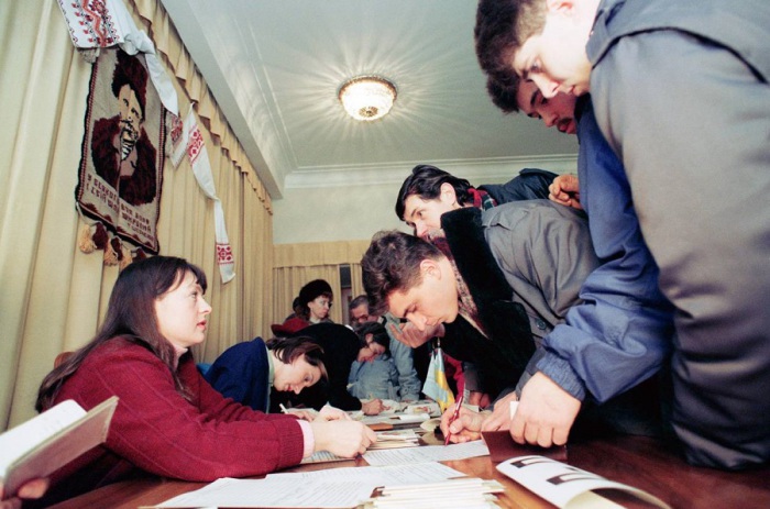  Граждане Украины голосуют на референдуме за выход из состава Советского Союза в посольстве Украины в Москве. 1 декабря 1991 год. 