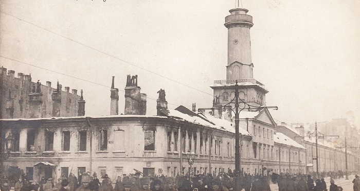 Толпы людей возле разгромленной полицейской части. Петроград, 1917 год.  