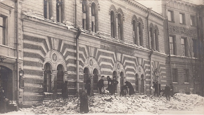 Выброшенные из окон разгромленного полицейского архива  уголовные дела. Петроград, 1917 год. 
