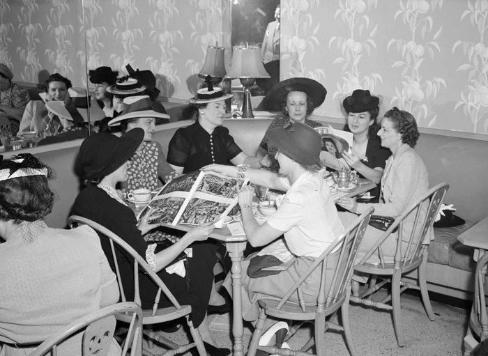  Покупательницы обедают при магазине в универмаге Кроули Милнер в июле 1941 года. 