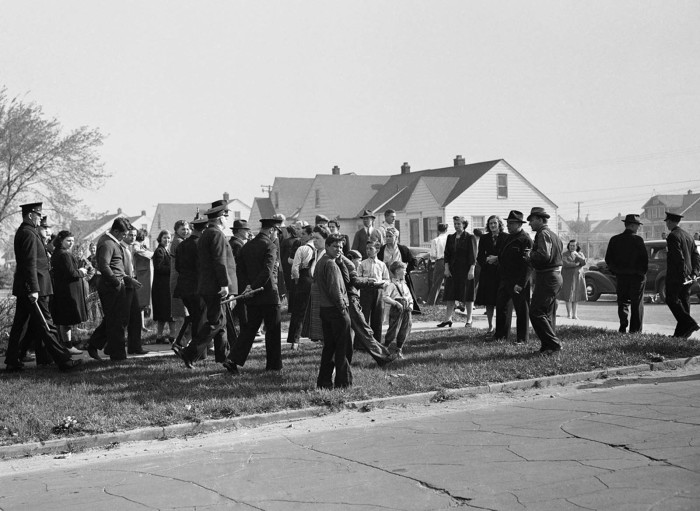 Полиция Детройта разгоняет пикетчиков 29 апреля 1942 года.  