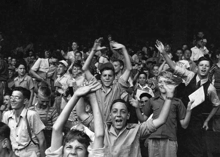 Подростки на футбольном матче на Бриггс-стадион. Детройт, август 1942 года.