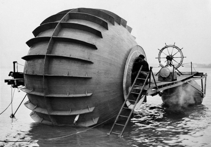 Экспериментальный торпедный катер, который проходил тестовые испытания на реке Детройт. Штат Мичиган, 28 декабря 1940 года. 