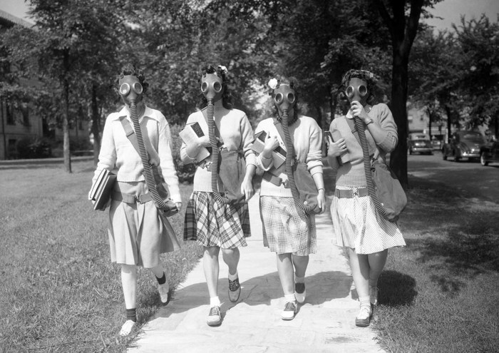 Студентки из университета Детройта испытывают противогазы на практике. Студенческий городок, 23 июня 1942 года. 