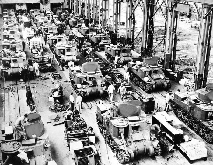  Массовое производство корпорацией Chrysler 28-тонных танков в Детройте.
