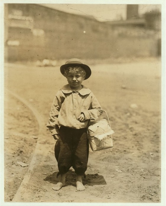 Мальчик, доставляющий ужин для рабочих. Апрель 1913 года.