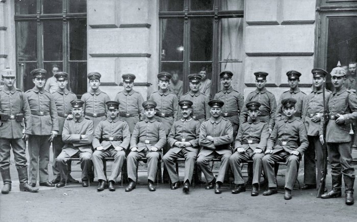 Группа солдат и офицеров 11 саперного батальона в 1917 году. 