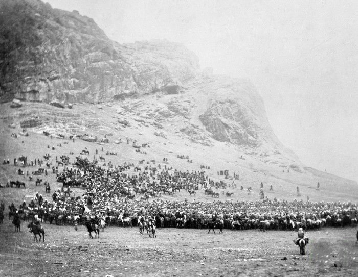 Конно-спортивные состязания у подножия горы Сулейман-Тоо. Город Ош, 1890 год.