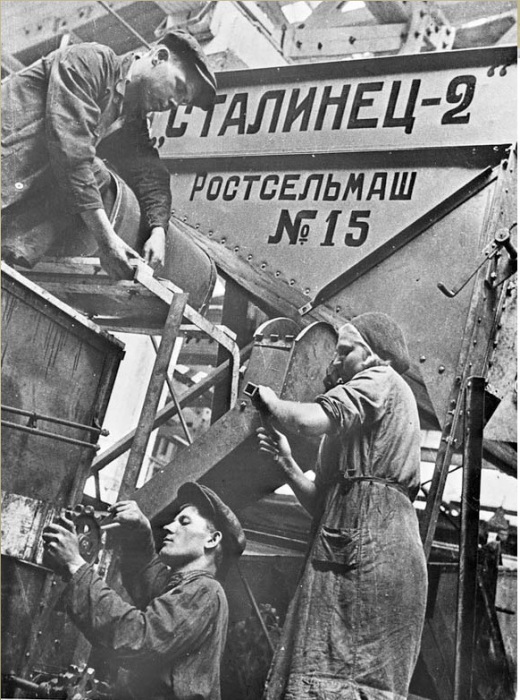 Рабочие мужчины и женщины на заводе Ростельмаш № 15. СССР, начало 30-х годов. 