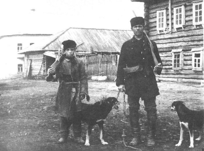 Перед охотой, отец с сыном. Вятская губерния, Глазовский удел, 1907 год.