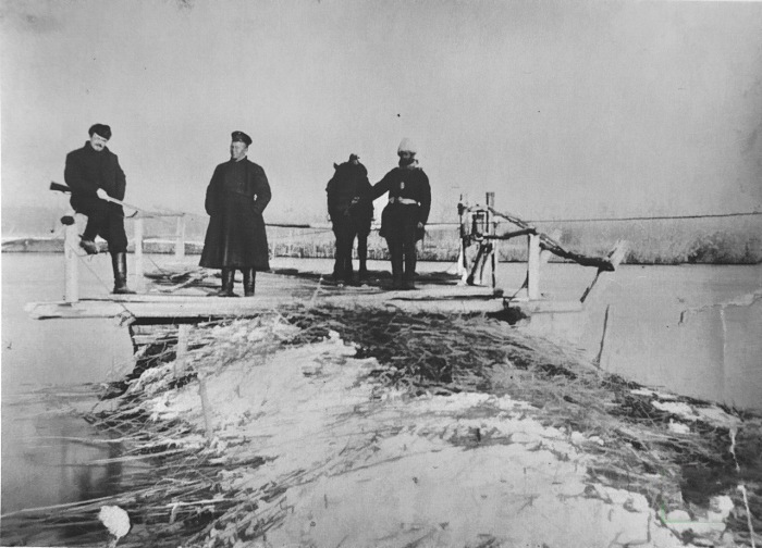  Ливотов с ружьем, с участниками экспедиции по борьбе с эпидемией чумы. Туркестан, Пишпек, 1914 год. 