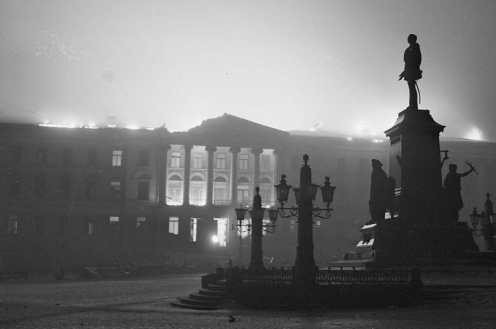 Главное здание Университета Хельсинки на Сенатской площади, которое горело в течение ночи.
