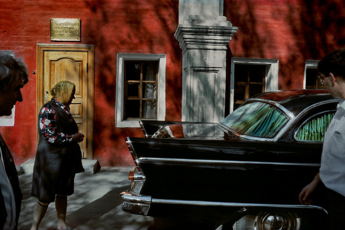Раритетный автомобиль, который вызывает удивление и восхищение у прохожих. СССР, Москва, 1989 год. Автор фотографии: Harry Gruyer.