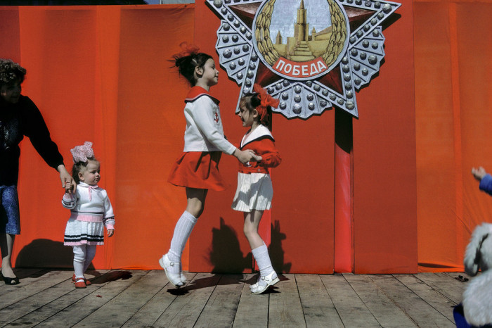  Праздничные мероприятия в «День великого праздника рабочих всего мира». СССР, Москва, 1989 год. Автор фотографии: Harry Gruyer.