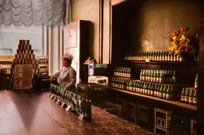 В СССР продажа алкоголя строго регламентировалась работой продовольственных магазинов. СССР, Москва, 1989 год. Автор фотографии: Harry Gruyer.