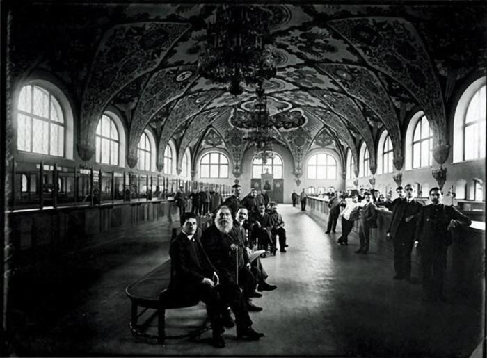 В операционном зале Государственного банка в 1913 год. 
