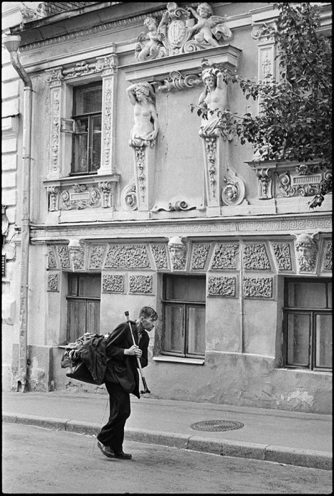 Пожилой человек без определённого места жительства. СССР, Москва, 1970-е годы.