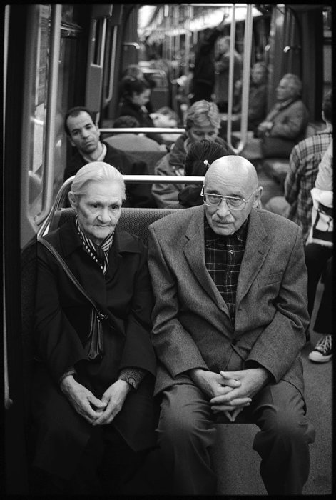 Оскар Рабин с женой Валентиной в метро. Франция, Париж, 2006 год.