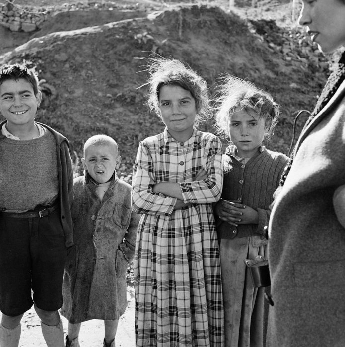 Дети из цыганского табора позируют фотографу. Испания, 1956 год.