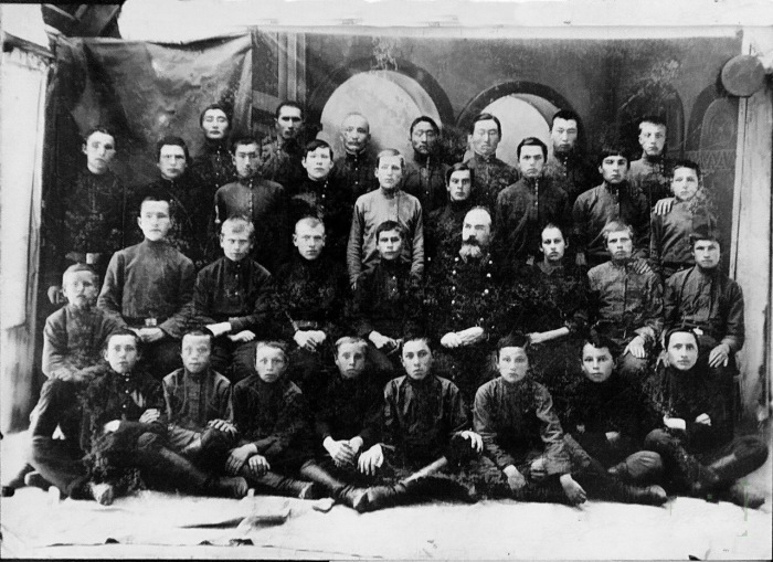 Ученики четвертого класса Пржевальского высшего начального училища.1916 год.