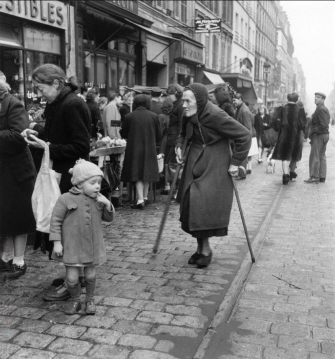 Пожилая женщина на улице Менильмонтан в Париже в 1947 году.