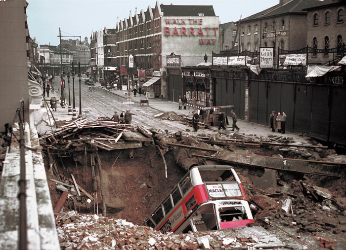  Воронка от немецкой бомбы в центре Лондона В 1940 году.