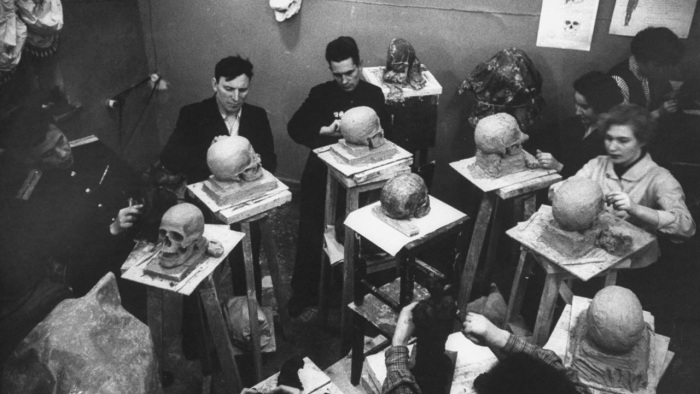 Будущие скульпторы обучаются своему мастерству, копируя человеческие черепа. СССР, Москва, 1955 год.