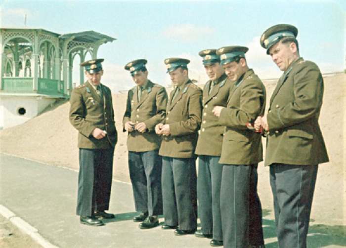  Нелюбов, Быковский,  Гагарин, Николаев, Титов,  Попович перед встречей с членами Государственной комиссии по запуску космического корабля Восток.Байконур, 10 апреля 1961 года. 