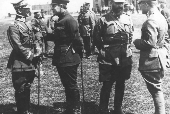 Дивизионный генерал вооружённых сил Речи Посполитой Антони Листовский беседует с атаманом Симоном Петлюрой. 1920 год. 
