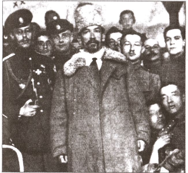 Генерал Корнилов с офицерами Корниловского полка. Новочеркасск, 1918 год.