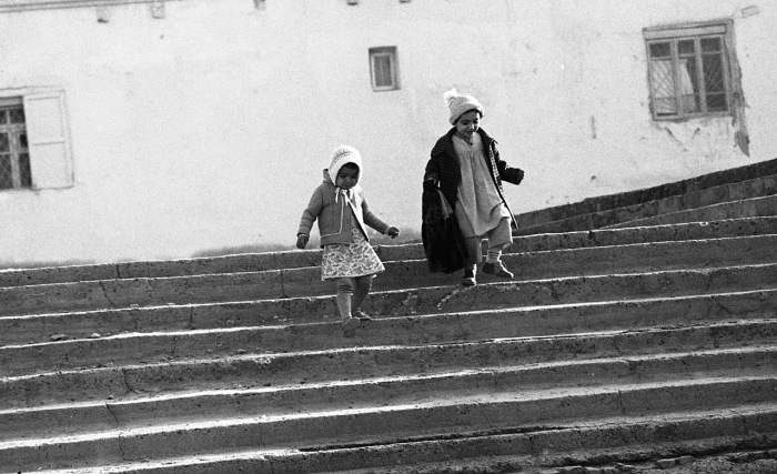 Девочка и мальчик, бегущие по лестнице. СССР, Узбекистан, Бухара, 1984 год.