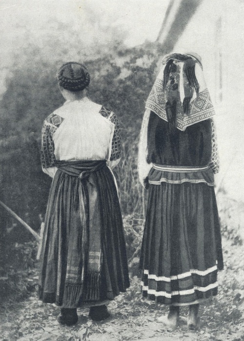 Девушка и женщина в традиционной летней одежде. Село Андреевичи, 1909 год.